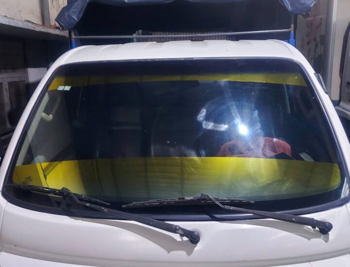 Dán Film Chống Chói Màu Vàng Kính Trước Xe Tải Nhỏ 1 Tấn