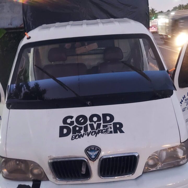 Dán Film Chống Chói Màu Xanh Biển Kính Trước Xe Tải PMC 1 Tấn