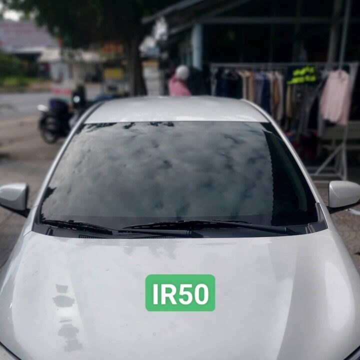 Dán film cách nhiệt kính lái Toyota Vios 2025 giúp giảm nắng chiếu trực tiếp vào xe, hạn chế nóng phía trước và bảo vệ táp lô không bị bạc màu, nứt theo thời gian. Phù hợp cho xe chạy hằng ngày, đặc biệt đi nắng nhiều.